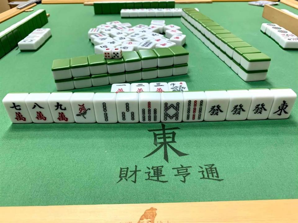 朱立倫打麻將聽牌，網喊：萬事俱備只欠東風。（圖／摘自朱立倫臉書）