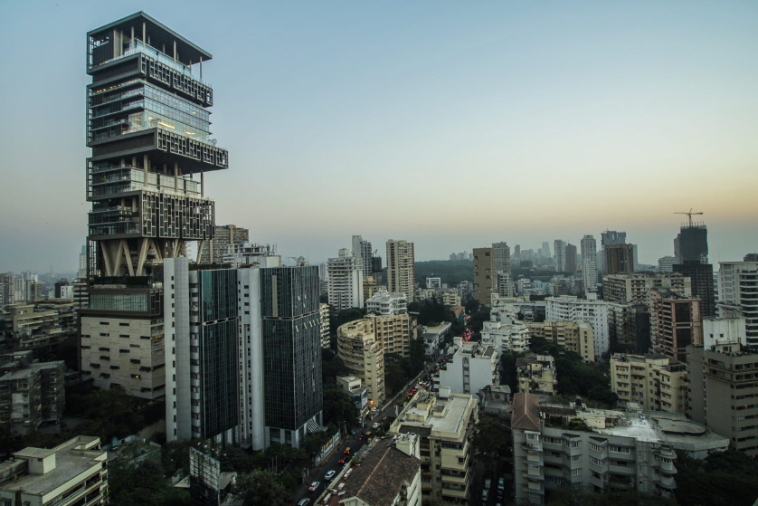 Das Antilia-Hochhaus der Familie Ambani erhebt sich über die Skyline Mumbais. - Copyright: Ashwin Nagpal