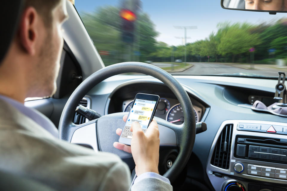 O uso do celular aumenta em cerca de 400% as chances de o motorista se envolver em acidentes de tr&amp;acirc;nsito. (Photo: AndreyPopov via Getty Images)
