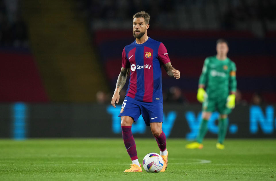 AC Milan eyeing veteran Barcelona defender – report