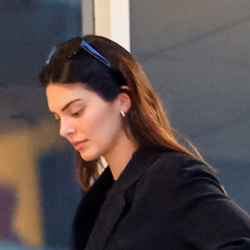 Kendall Jenner wearing a black jacket and wide-leg jeans to Sushi Park in Los Angeles May 2024. 