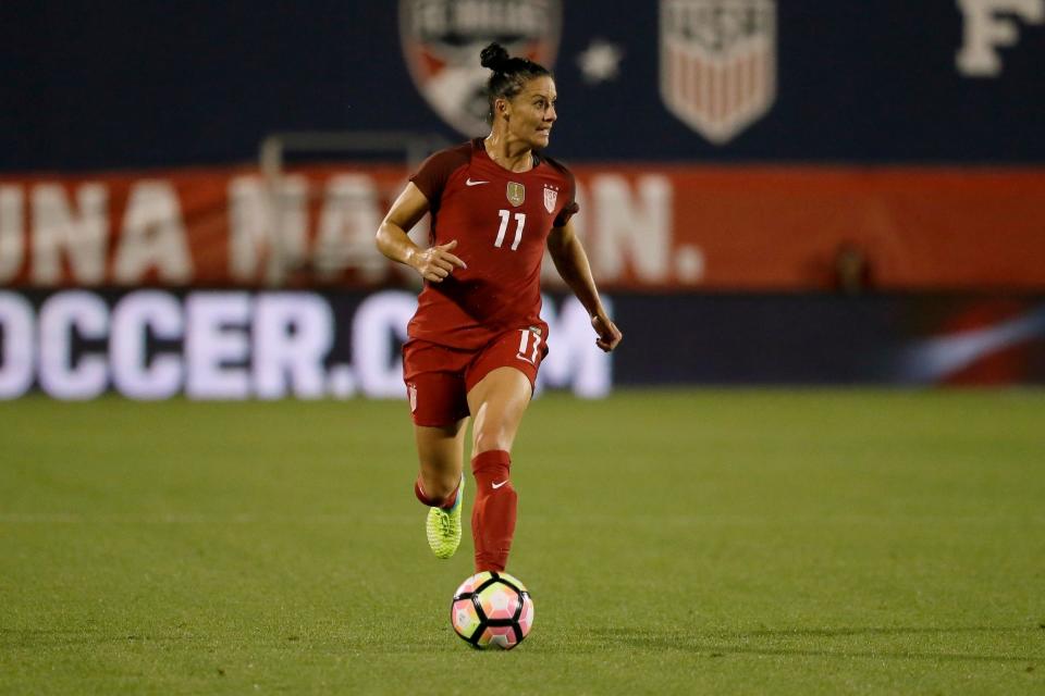 Ali Krieger dribbles the ball for the USWNT.