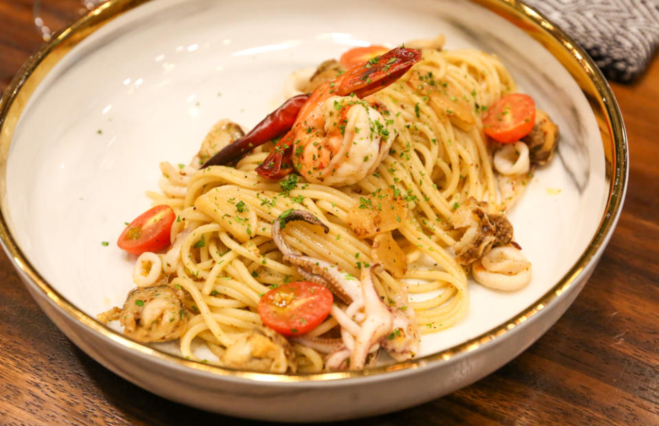 JIN Gastrobar - seafood aglio olio