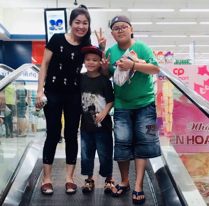 葉家明（右）與媽媽及弟弟開心逛越南百貨公司。