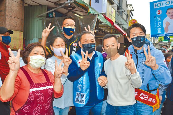 新北市長侯友宜（右三）昨日與新北市議員候選人呂家愷（右一）前往樹林博愛街市場掃街拜票，拉抬子弟兵聲量。（蔡雯如攝）