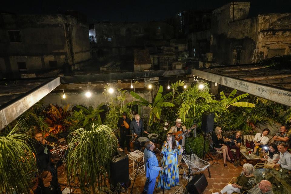 La cantante de bolero Idania Valdés ofrece un concierto en la terraza de un hotel en La Habana Vieja, Cuba, el domingo 21 de enero de 2024. (AP Foto/Ramón Espinosa)