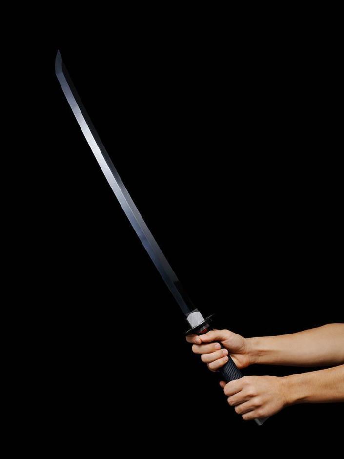 「PROPLICA 日輪刀」總長約88公分，還會發出炭治郎的經典台詞。（翻攝自tamashii.jp）