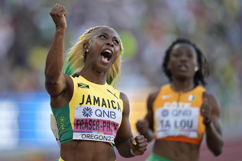 La jamaiquina Shelly-Ann Fraser-Pryce reacciona después de ganar el oro en la final de los 100 metros, el domingo 17 de julio de 2022, en el Mundial de atletismo que se lleva a cabo en Eugene, Oregon (AP Foto/Ashley Landis)