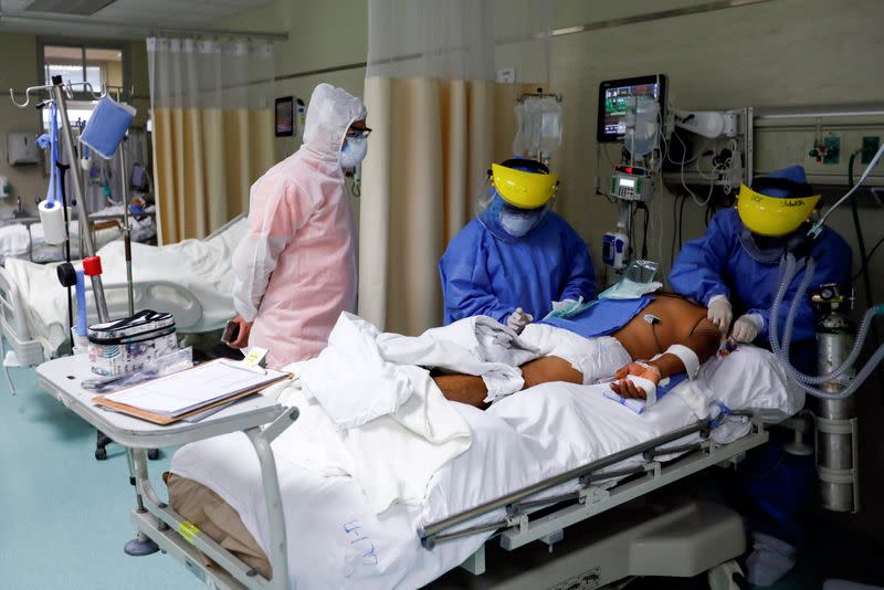 Profesionales de la salud atienden a un paciente en la Unidad de Cuidados Intensivos del hospital Villa El Salvador durante el brote de coronavirus, en Lima, Perú