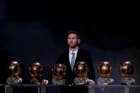 Foto de archivo del capitán del Barcelona Lionel Messi con todos sus Balones de Oro.