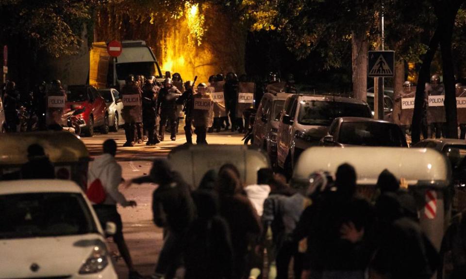 Catalan independence supporters clash with anti-riot police