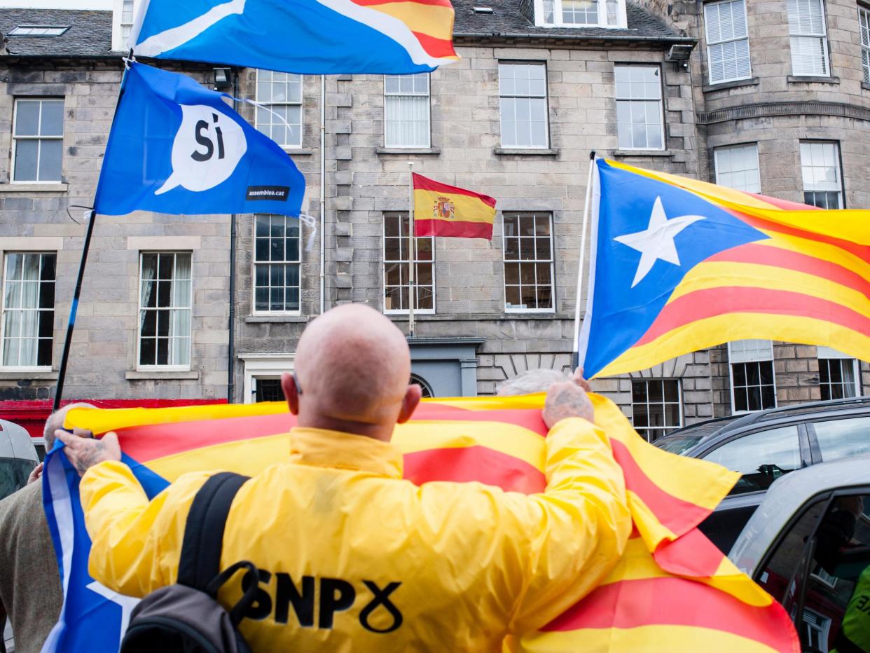 People protest against the actions of the Spanish government in front of the Spanish consulate in Edinburgh. Spanish police stormed ministries and buildings belonging to Catalonia's regional government yesterday, in an attempt to try and put a stop to the region's independence referendum: Pep Masip/Alamy