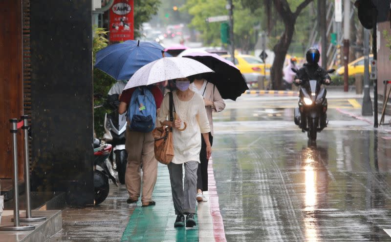 ▲氣象局提醒，明（10）日水氣增多、雨區擴大，整個西半部都有雨勢，且要留意局部大雨或豪雨的發生。（圖／記者葉政勳攝）