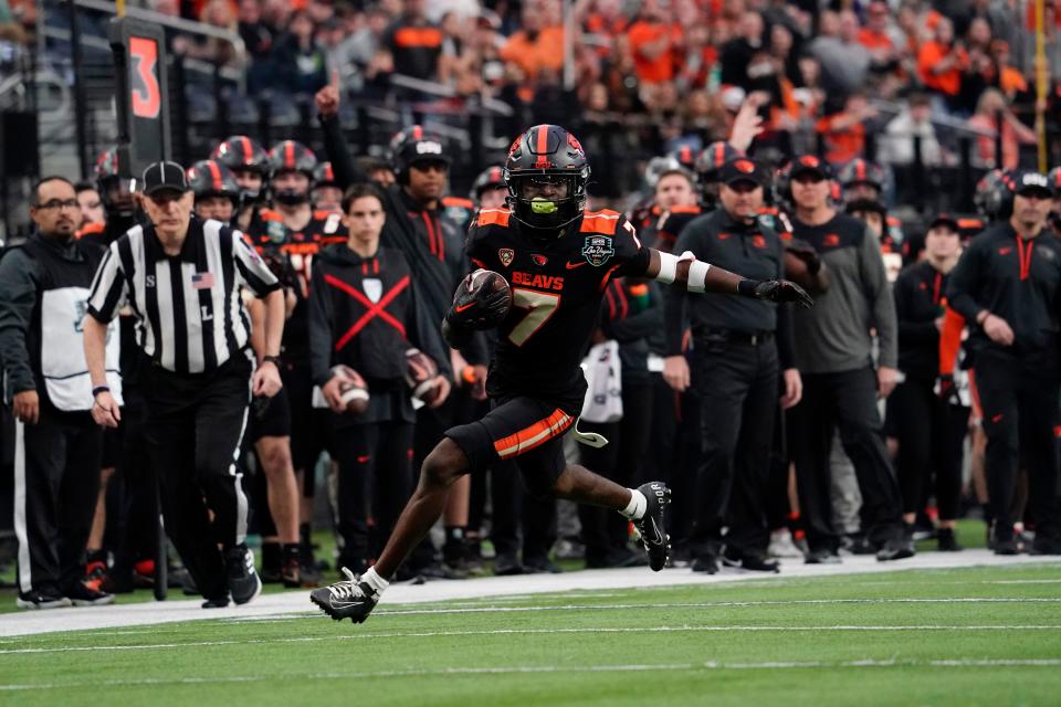 Oregon State wide receiver Silas Bolden (7) runs with the ball against Florida during the 2022 Las Vegas Bowl at Allegiant Stadium.