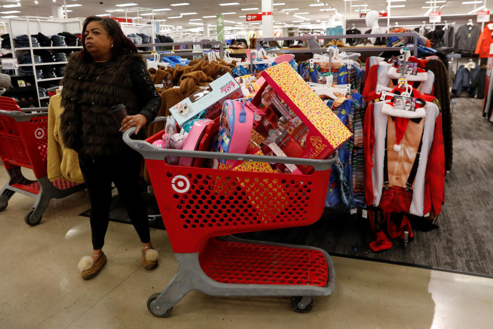 Una mujer dentro de una tienda objetivo durante el Black Friday en Westbury, Nueva York, el 23 de noviembre de 2018. REUTERS / Shannon Stapleton