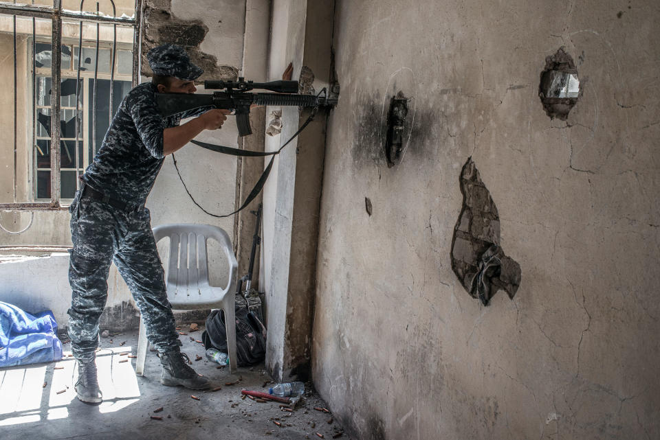 <p>Iraqi Federal Police soldiers on the frontline against Islamic State in Adedat, a neighborhood in the Old City of west Mosul, the last area of the city under Islamic State control, June 22, 2017. (Photo: Martyn Aim/Getty Images) </p>