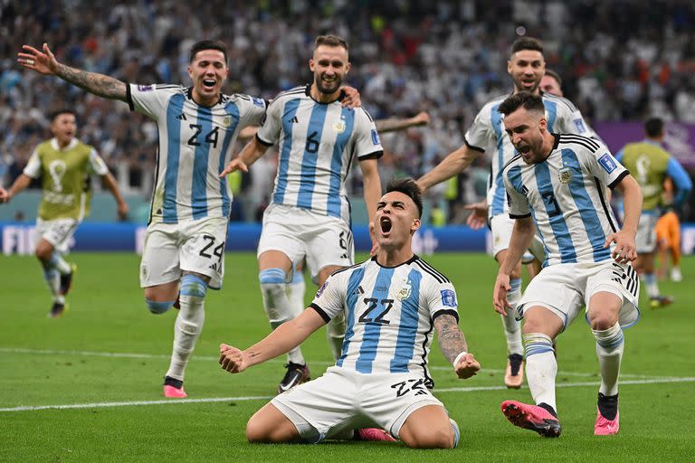 Lautaro Martínez festeja el penal definitivo que le dio a la Argentina el pase a la semifinal