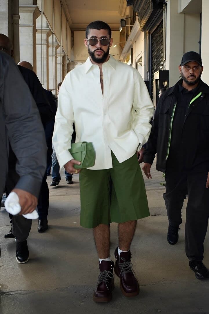 Bad Bunny fue una de las figuras de la noche gracias al show que ofreció en la plaza Vendôme. El rapero portorriqueño cantó tres de sus más famosos temas en el bloque homenaje al fútbol. En la foto se lo puede ver con un look informal junto con sus guardaespaldas en la puerta del hotel donde se alojó