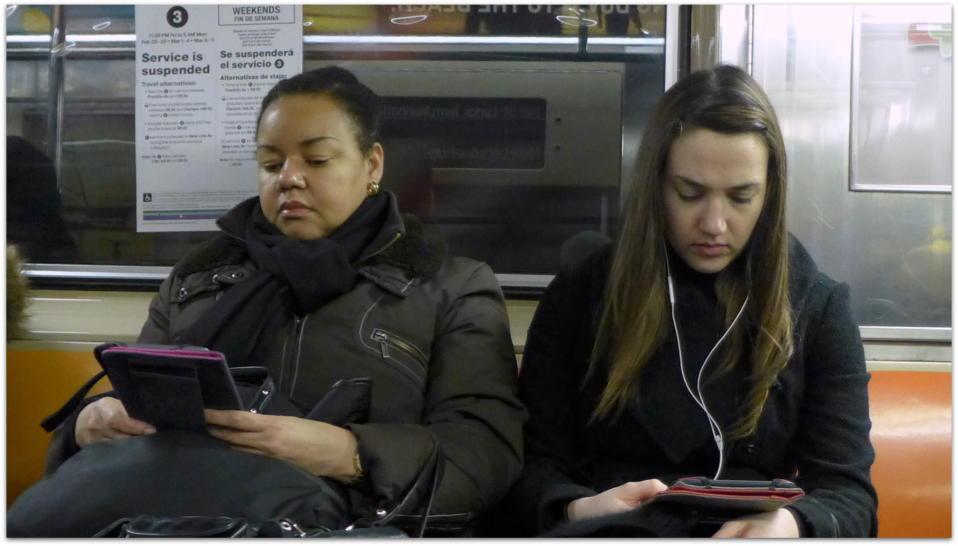 women reading on kindle