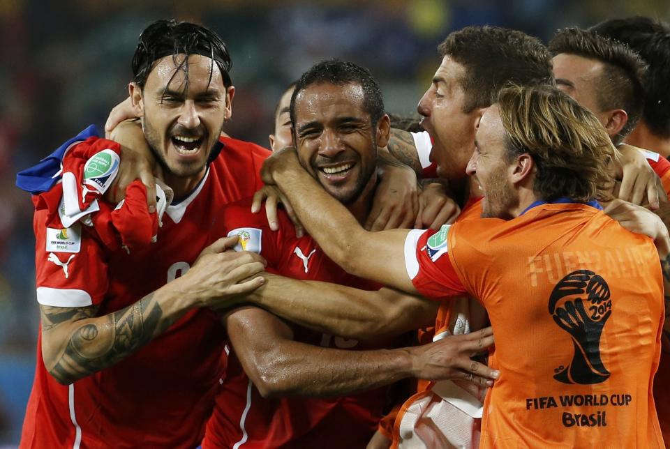 Chile's Jean Beausejour (2nd L) celebrates with his teammates after scoring against Australia during their 2014 World Cup Group B soccer match at the Pantanal arena in Cuiaba June 13, 2014. REUTERS/Eric Gaillard