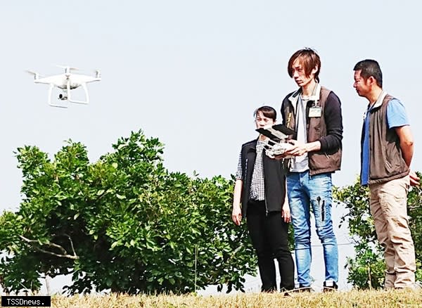 屏東縣環保局出動無人機，加強取締露天燃燒。（記者陳真攝）