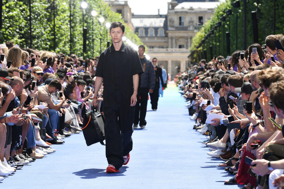 <p>Ganz passend zu dieser bunten Mischung war der Runway in Regenbogenfarben gestaltet. Jeder Besucher bekam eine Karte, die zeigte, woher die Models, darunter auch die Rapper Kid Cudi und Playboi Carti sowie ihre Eltern stammen. (Bild: Pascal Le Segretain/Getty Images) </p>