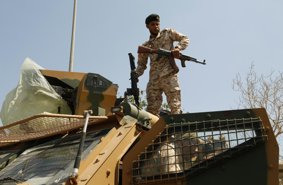 Efectivos y vehículos del ejército de Libia situados el viernes 22 de julio de 2022 en una calle de la capital del país, Trípoli. (AP Foto/Yousef Murad)