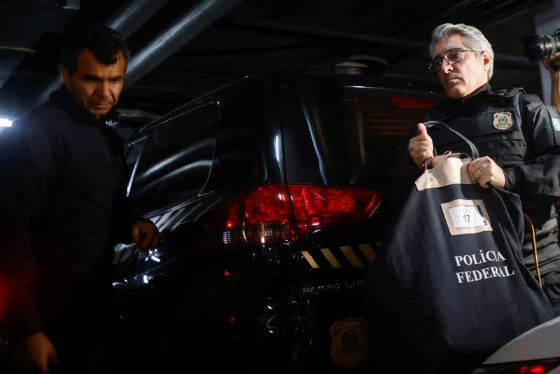 Agentes de la Policía Federal abandonan la sede del Partido Liberal durante una operación dirigida contra algunos de los principales colaboradores del expresidente Jair Bolsonaro en Brasilia