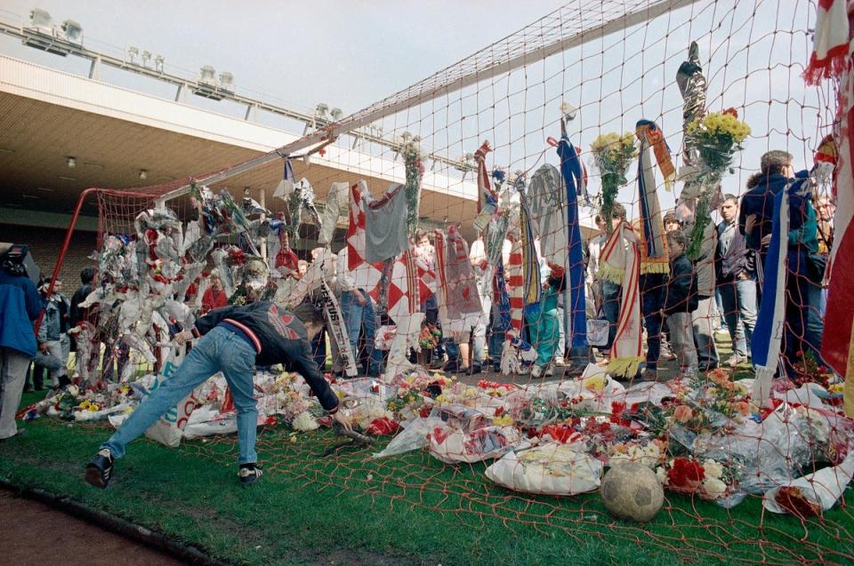 MAN UNITED-LIVERPOOL-CÁNTICOS (AP)