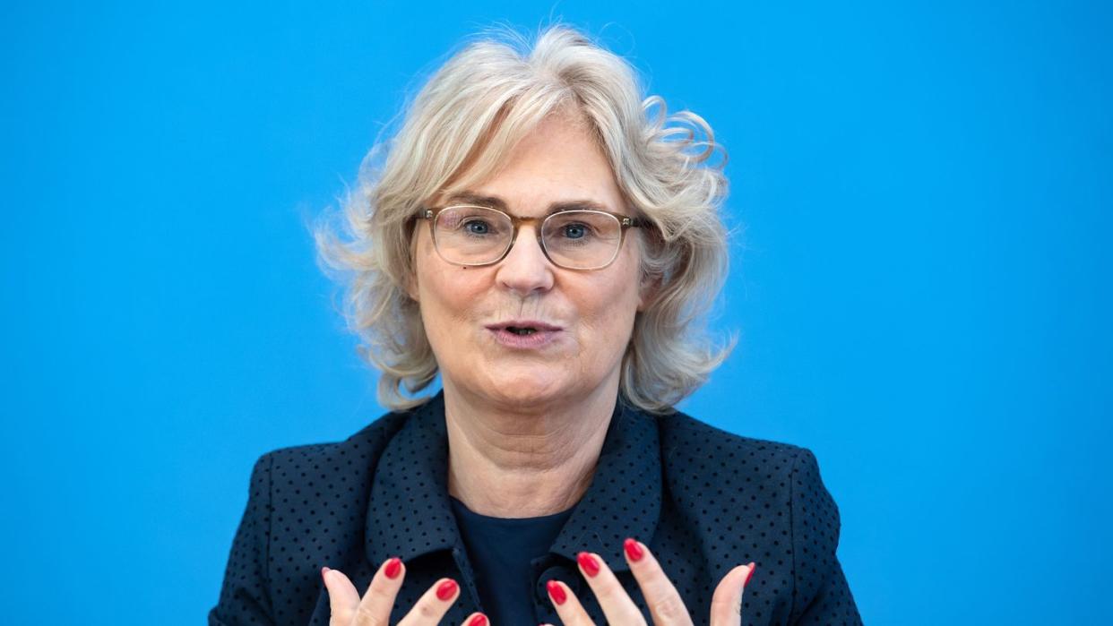 Christine Lambrecht (SPD), Bundesjustizministerin, hatte im Dezember einen Gesetzentwurf vorgelegt, mit dem eine europäische Richtlinie in deutsches Recht zum Schutz von Hinweisgebern umgesetzt werden sollte.