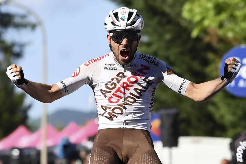 Andrea Vendrame celebra su victoria en la 12da etapa del Giro de Italia, el jueves 20 de mayo de 2021, en Bagno di Romagna. (Gian Mattia D'Alberto/LaPresse via AP)