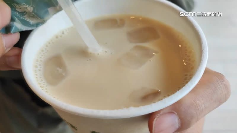 飲料業者推出「最難喝奶茶」，讓店員隨機決定茶底調製。