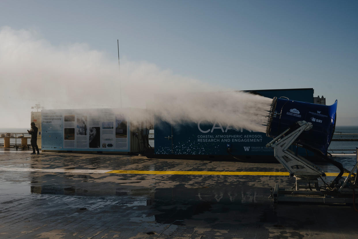 El experimento, diseñado para probar una posible tecnología para hacer brillar más las nubes, tuvo lugar a bordo de un barco atracado en la bahía de San Francisco.(Ian C. Bates/The New York Times)