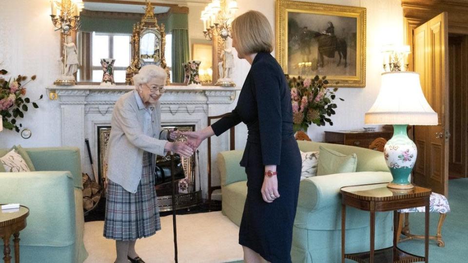 一名澳洲醫師指出，女王當時手背發黑，可能代表健康狀況已經出現警訊。（圖／翻攝自@RoyalFamily 推特）