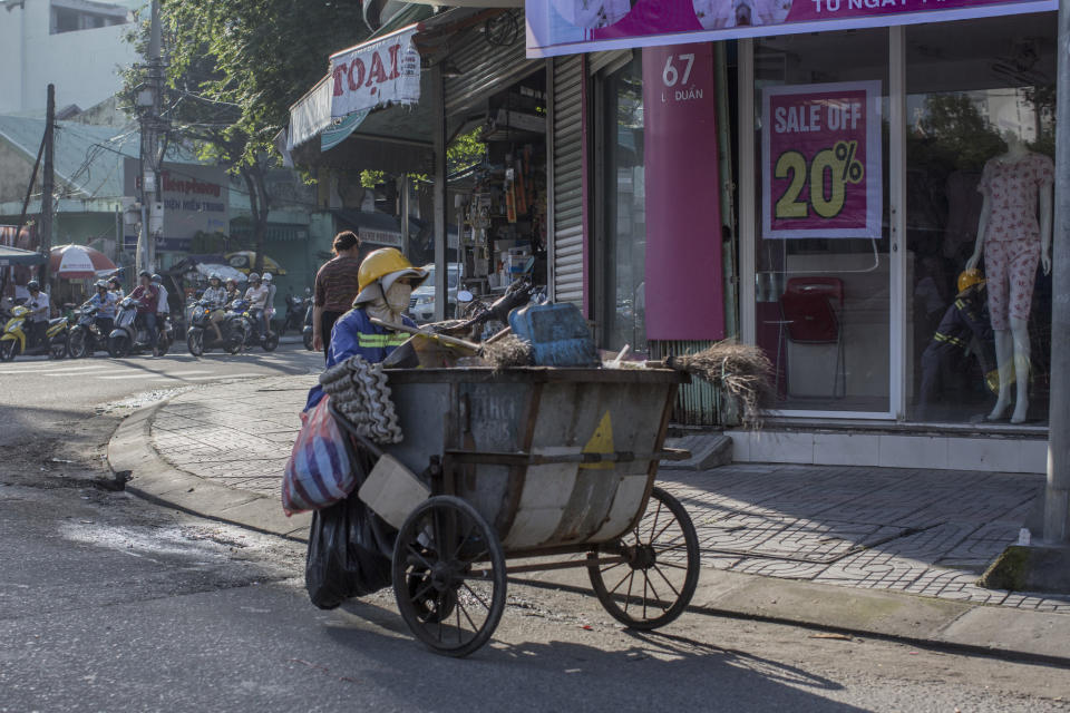 A worker pushes a cart through Da Nang, Vietnam. The world’s five biggest garment companies paid their owners a total of $6.9 billion in 2016 (Sam Cunningham/Oxfam GB-Oxfam International)