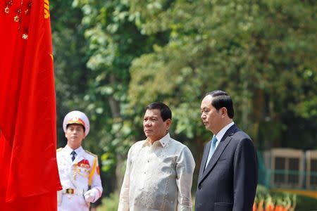 Philippines President Rodrigo Duterte (C) reviews a guard of honor with his Vietnamese counterpart Tran Dai Quang (R) during a welcoming ceremony at the Presidential Palace in Hanoi, Vietnam, September 29, 2016. REUTERS/Minh Hoang/Pool