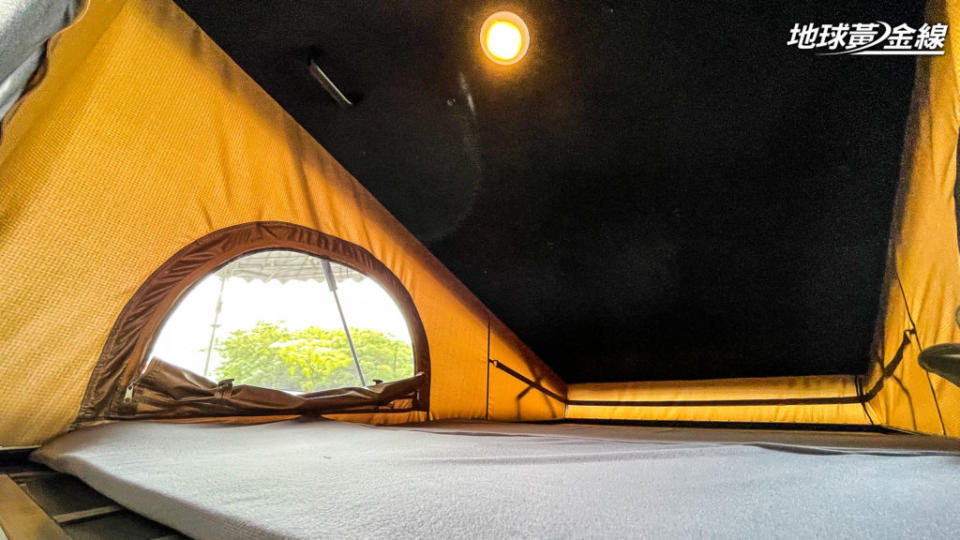 菱利A180掀頂露營車上層臥鋪深度超過190公分。(攝影/ 陳奕宏)