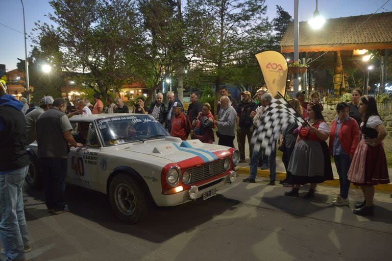 Atuendos alpinos en la bienvenida a Villa General Belgrano, ciudad turística cordobesa identificada con Alemania y conocida por su popular Oktoberfest.