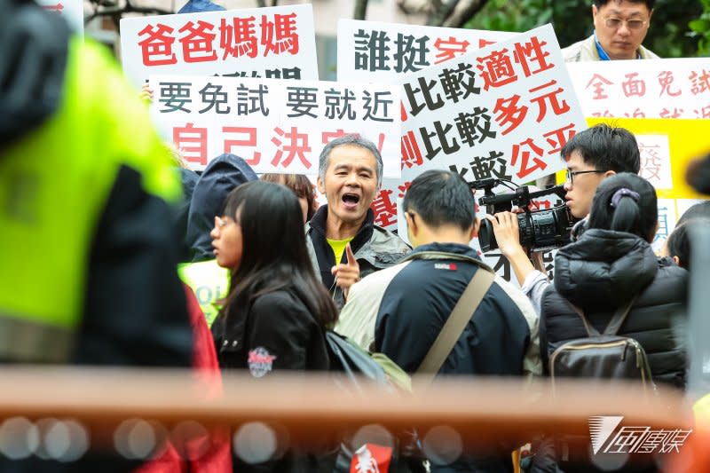 教改團體於總統候選人電視辯論會場外抗議。（顏麟宇攝）