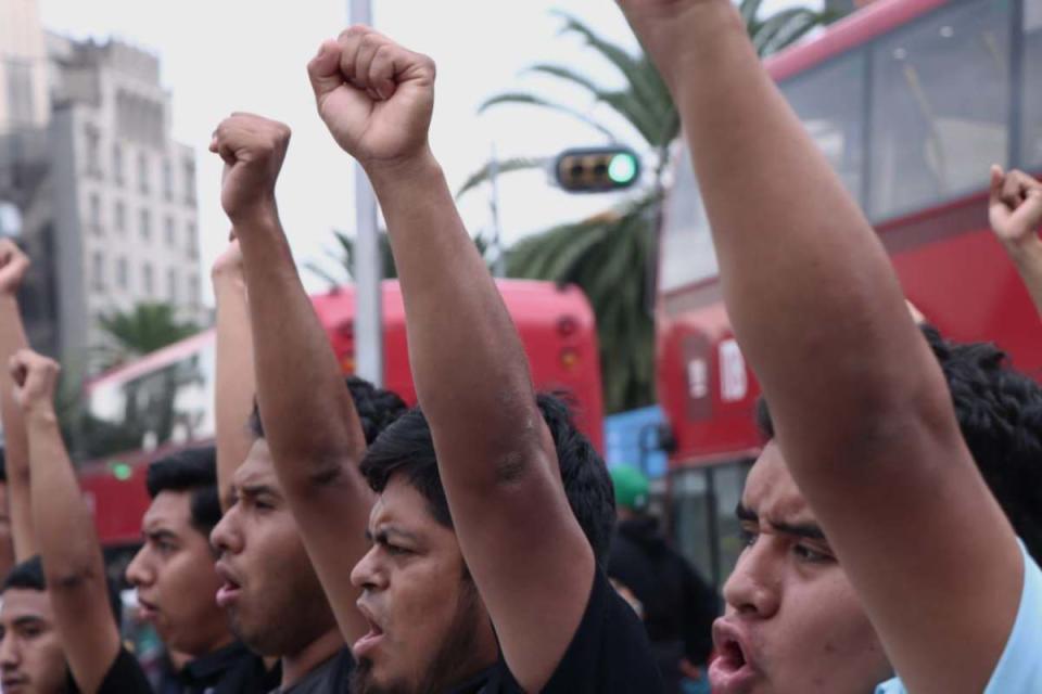 Estudiantes Ayotzinapa en marcha. 