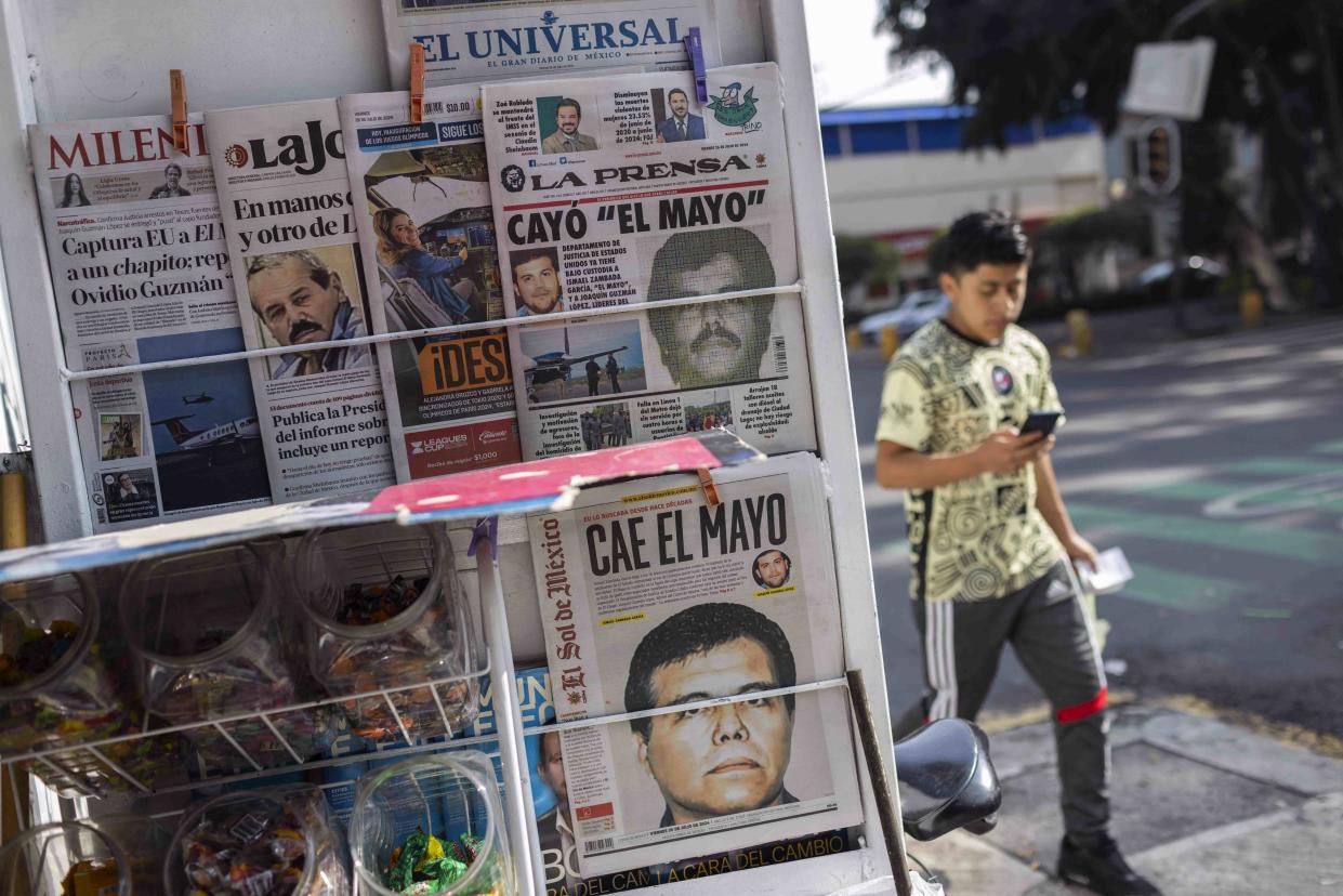 View of the front pages of Mexican newspapers showing the news of the capture of  Ismael 