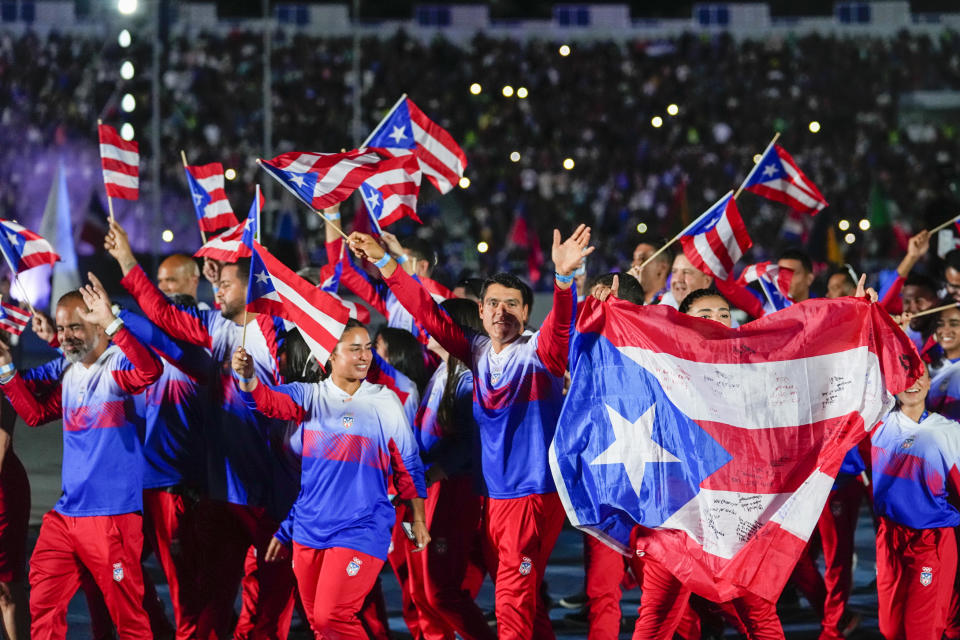 La delegación de Puerto Rico desfila en la ceremonia inaugural de los Juegos Centroamericano y del Caribe en San Salvador, el viernes 23 de junio de 2023 (AP Foto/Arnulfo Franco)