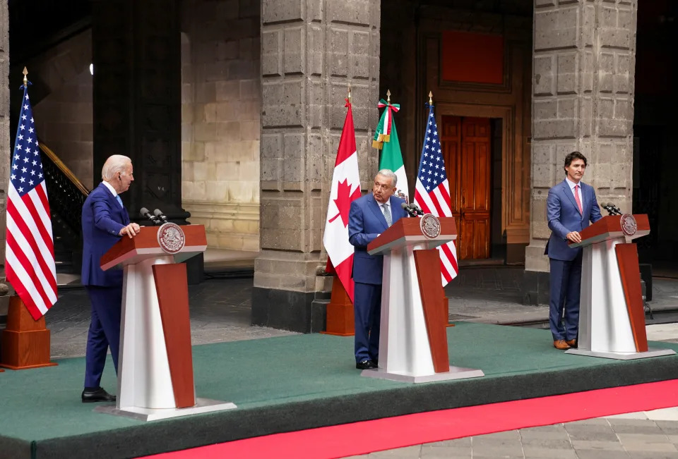 El presidente estadounidense Joe Biden, el presidente mexicano Andr&#xe9;s Manuel L&#xf3;pez Obrador y el primer ministro canadiense Justin Trudeau participan en una conferencia de prensa conjunta al final de la Cumbre de L&#xed;deres de Am&#xe9;rica del Norte en la Ciudad de M&#xe9;xico, M&#xe9;xico, el 10 de enero de 2023. REUTERS/Kevin Lamarque