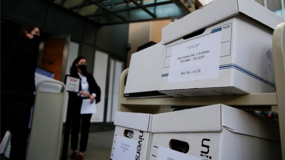 Cajas en la entrada de un tribunal en Oakland