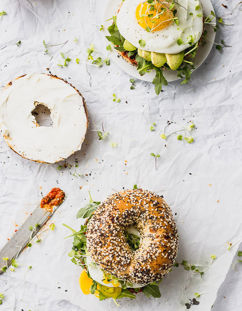 Bagels oeuf, avocat et sauce romesco