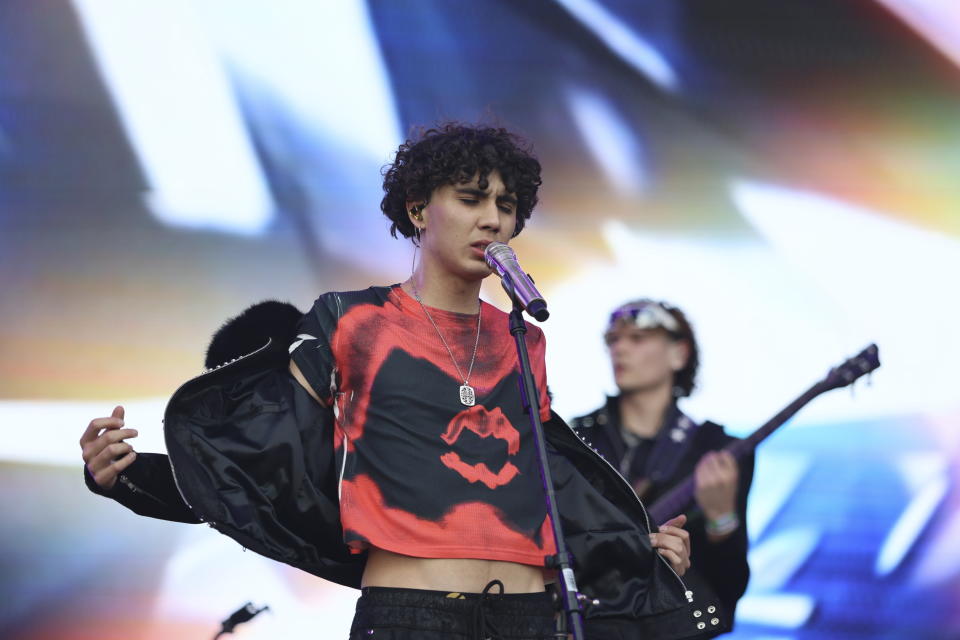 El cantante estadounidense DannyLux durante su presentación en el Festival Vive Latino en la Ciudad de México el domingo 17 de marzo de 2024. (Foto AP/Ginnette Riquelme)