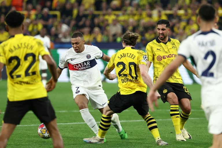 L'attaquant parisien Kylian Mbappé au milieu de plusieurs défenseurs du Borussia, le 1er mai 2024 à Dortmund (FRANCK FIFE)