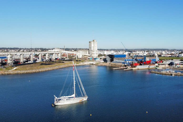 Mar Argentino: un velero de Greenpeace se acercó a una zona de exploración offshore de Equinor, YPF y Shell e intervino la Prefectura