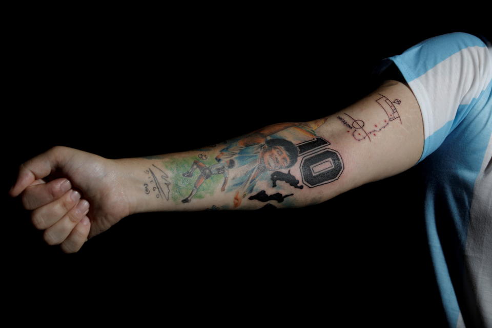 Junto a estos tattoos, ahora lucirá también su brazo el mítico 10 de Maradona. (Foto: Uesley Marcelino / Reuters).