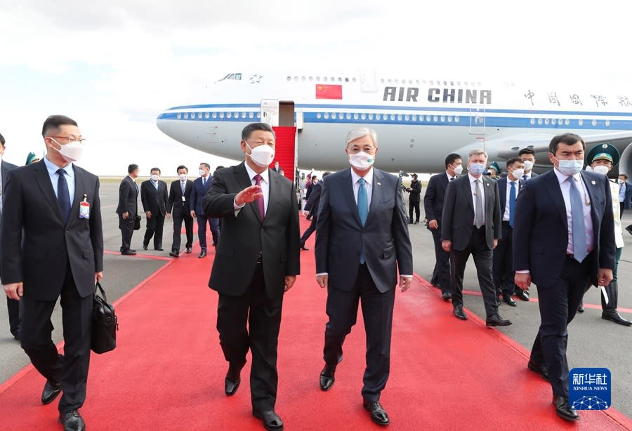 中共領導人習近平（左）去 ( 2022 ) 年 9 月中亞行到哈薩克進行國事訪問，會面哈薩克斯坦總統托卡耶夫（Kassym-Jomart Tokayev，右）。   圖：翻攝自新華網（資料照）